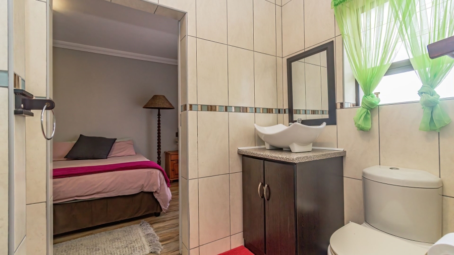 6 Bedroom Property for Sale in Aalwyndal Western Cape